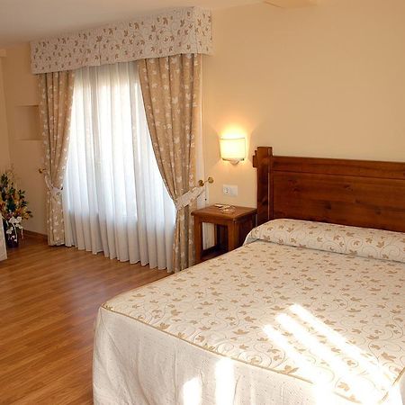Aparthotel Tres Caminos El Grado Room photo